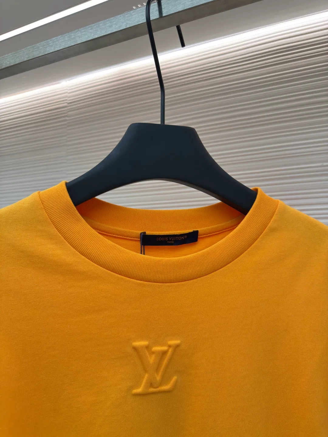 LOUISVUITTON embossed small label T-shirt ●Authentic product: purchased and developed by 5450 ●Item number: 1680101-A00 ●Fabric: pure cotton fabric ●Technology: embossed production ●Version: fitted version ●Weight: about 335 grams ●Size: XS-S-M-L ●Description: Fabric is 40S/2 Double-strand smooth cotton plain weave, dust-free wool processing; matching 40s single-strand combed cotton, 280g cylindrical machine rib. The front panel is stamped and filled. After low-temperature stamping with a steel stamp, the inside is filled with foam cotton. The bottom surface is directly sealed with low-temperature hot melt glue at 80 degrees Celsius. The integrated machine operation makes the relief pattern three-dimensional and full and stylish. High-quality products require natural and beautiful products. The overall wiring is straight and delicate, the fabric is comfortable and soft, and the color is consistent without color difference. It can be matched with the same style to create a fashionable look and control various occasions. Customized accessories, complete with three standards, same style for men and women!
